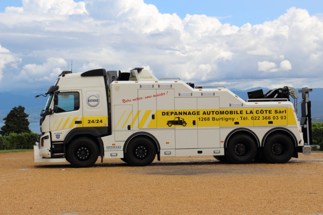 2 treuils latéraux sur les stabilisateurs béquilles avant 12.5 Tonnes